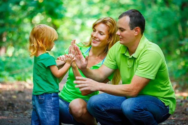 Portret van gelukkige familie in park — Stockfoto