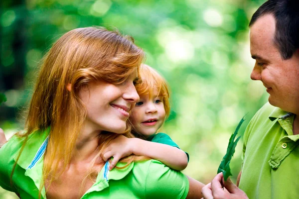 Portret van gelukkige familie in park — Stockfoto