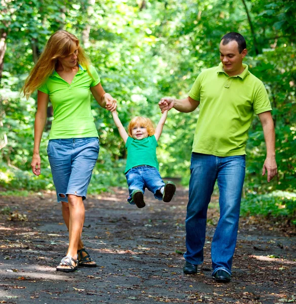 Portret van gelukkige familie in park — Stockfoto