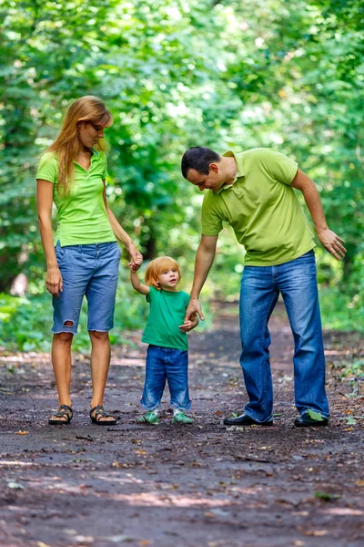 Porträt einer glücklichen Familie im Park — Stockfoto