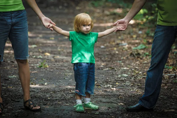 Chica triste buscando con sus padres — Foto de Stock