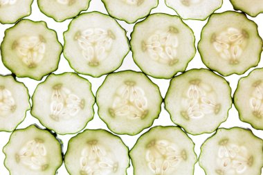 Dilimlenmiş salatalık beyaz arka planda izole edilmiş.