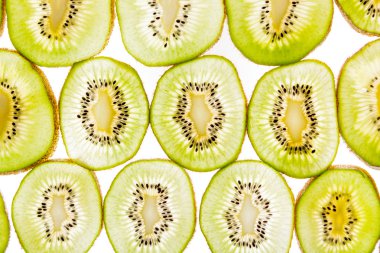 Beyaz bir arka plan üzerinde izole dilimlenmiş kivi