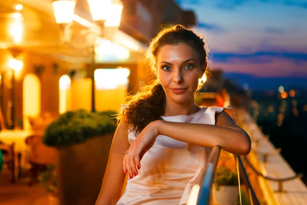 Молодая красивая женщина на ночной вечеринке пошла подышать воздухом — стоковое фото