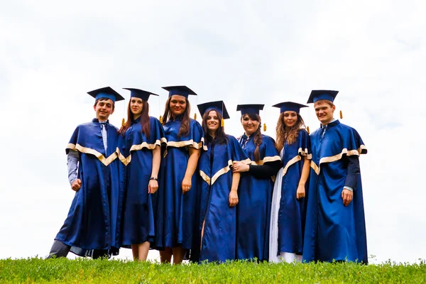 Grupp av glada unga akademiker — Stockfoto