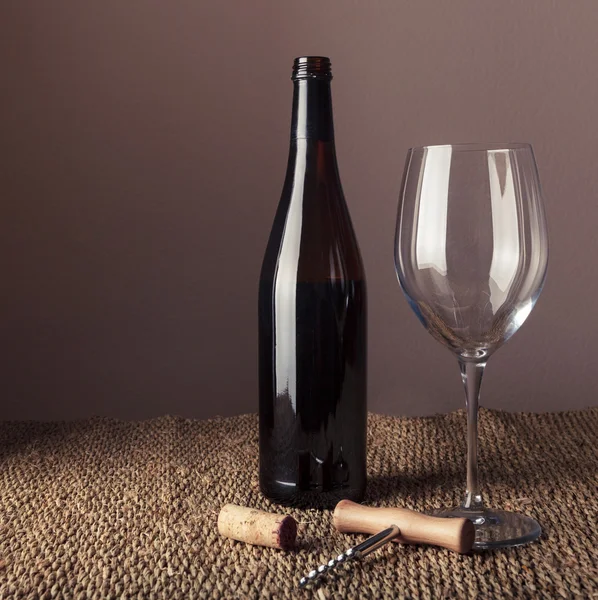 Garrafa e copo de vinho tinto — Fotografia de Stock
