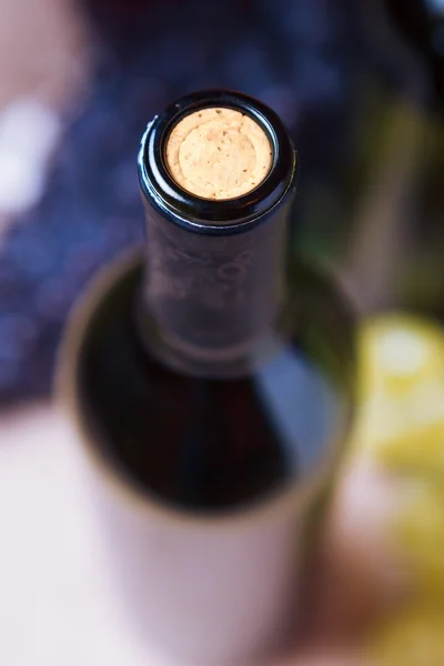 Close-up van wijn fles en de kurk — Stockfoto