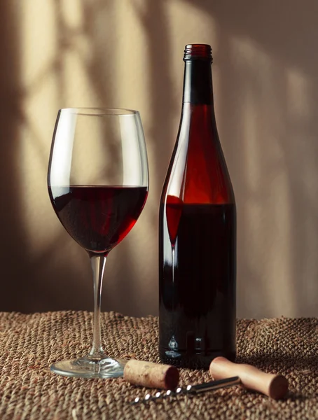 Бутылка и бокал красного вина — стоковое фото