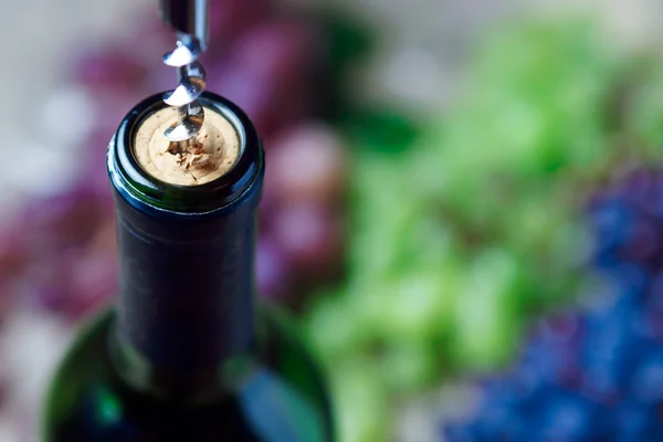 Apertura de botella de vino con sacacorchos —  Fotos de Stock