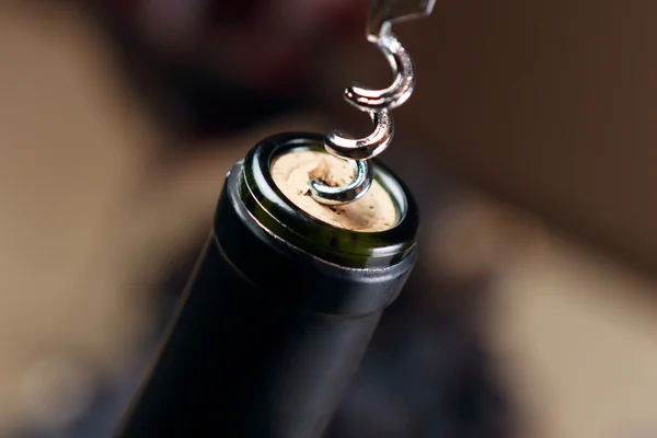 Abertura de garrafa de vinho com saca-rolhas — Fotografia de Stock