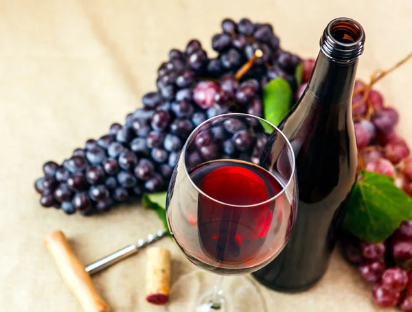 Bouteille et verre de vin rouge — Photo