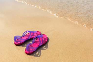 Sahilde - kavram resim sandalet