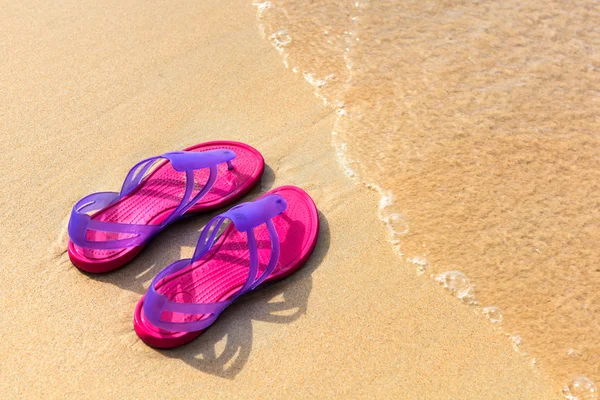 Sandalen am Strand - Konzeptbild — Stockfoto