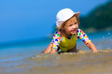 Kumsalda oynarken küçük kız