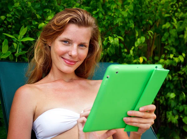 Schöne junge Frau entspannt auf der Sonnenbank — Stockfoto