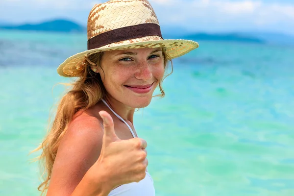 Retrato de hermosa joven con sombrero en el soleado b tropical —  Fotos de Stock