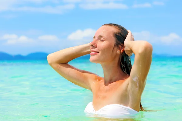 Schöne junge Frau genießt das Schwimmen im erfrischenden Meerwasser — Stockfoto