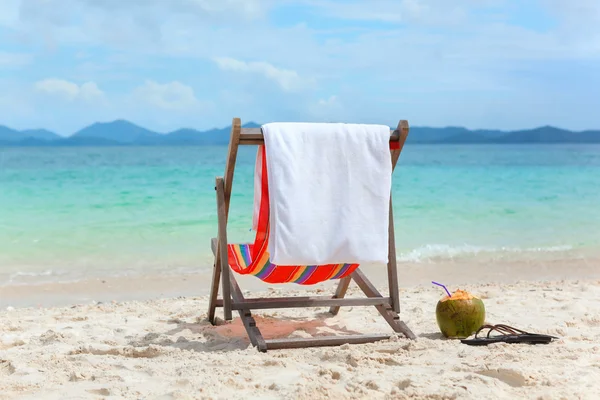 Prázdná pláž židle na tropické letní beach — Stock fotografie