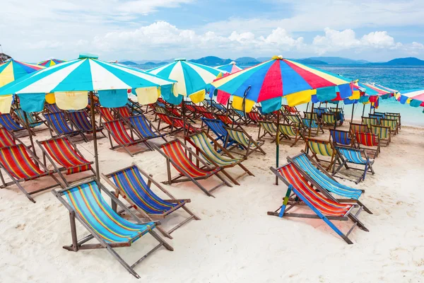 Sedia da spiaggia e ombrelloni in spiaggia - Kay Island, Thailandia — Foto Stock