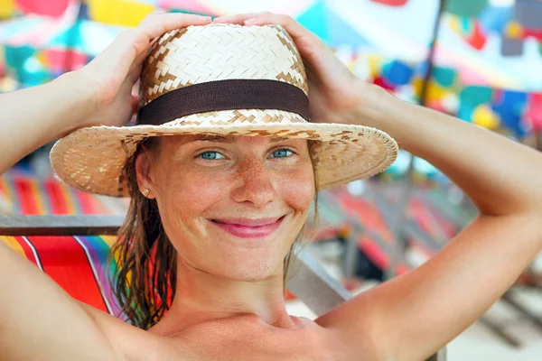 Porträt einer glücklichen jungen Frau, die am Strand posiert — Stockfoto