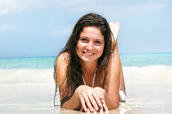 Retrato de uma jovem mulher feliz posando enquanto na praia — Fotografia de Stock