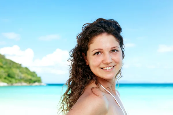 Портрет счастливой молодой женщины, позирующей на пляже — стоковое фото