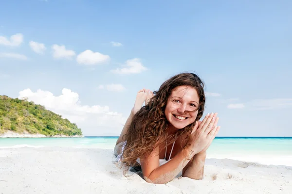 Retrato de uma jovem mulher feliz posando enquanto na praia — Fotografia de Stock