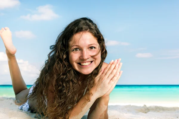 Portret szczęśliwy, młoda kobieta, pozowanie na plaży — Zdjęcie stockowe
