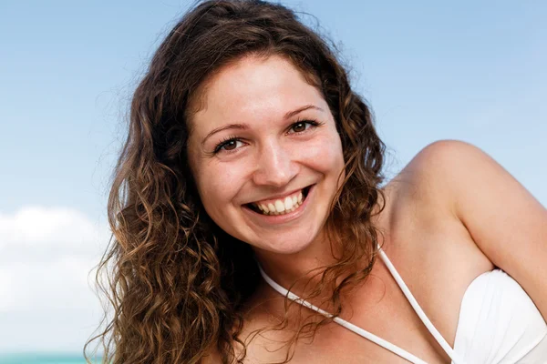 Портрет счастливой молодой женщины, позирующей на пляже — стоковое фото