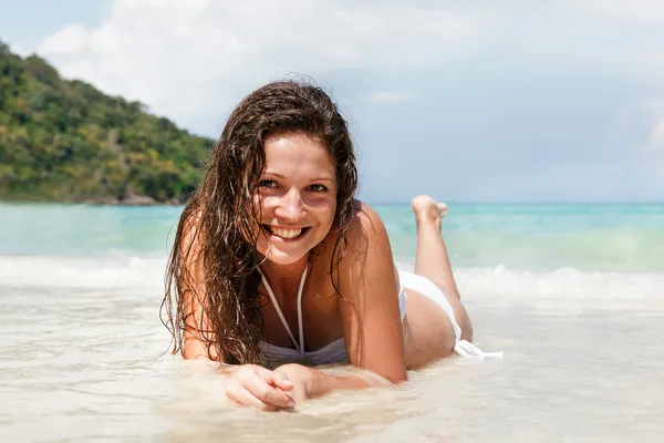 Retrato de una joven feliz posando en la playa — Foto de Stock