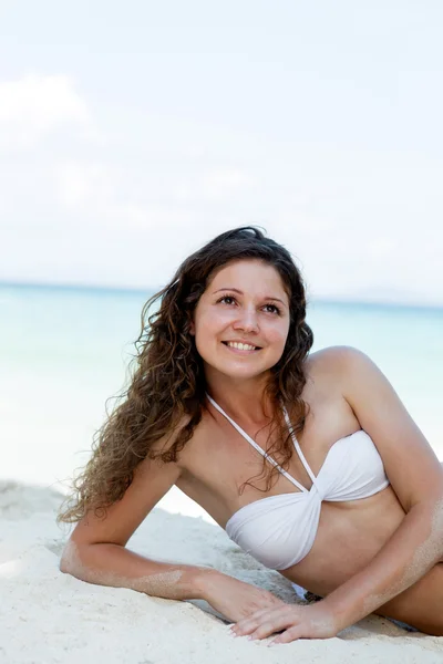 Retrato de uma jovem mulher feliz posando enquanto na praia Fotografia De Stock