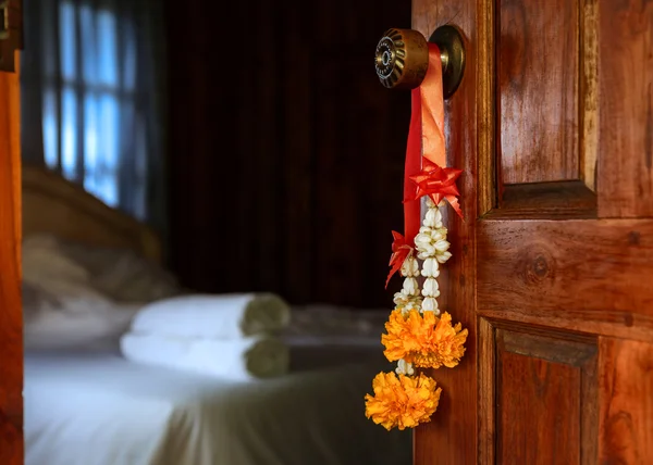 Bouquet tailandês tradicional pendurado na porta de madeira — Fotografia de Stock