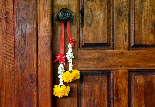 Traditional Thai bouquet hanging on wooden door — Stock Photo, Image