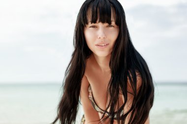 esmer güzel model bir sahilde poz