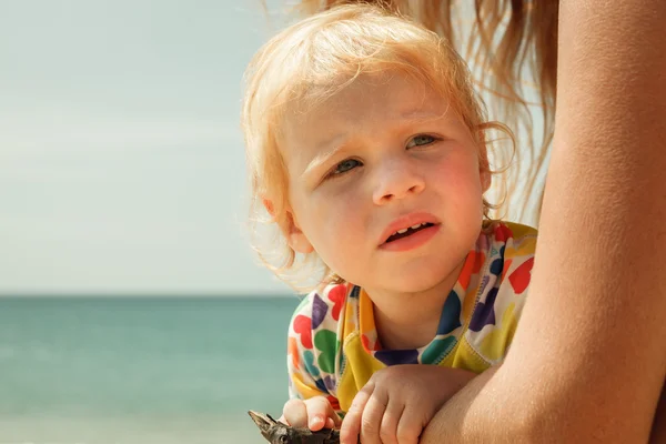 Mère avec petite fille gentille — Photo