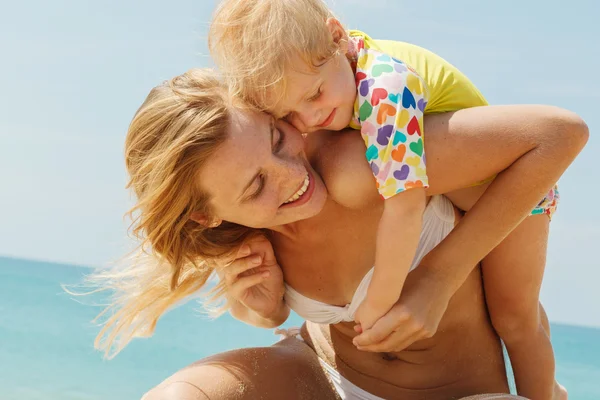 Madre con una hija pequeña y agradable — Foto de Stock