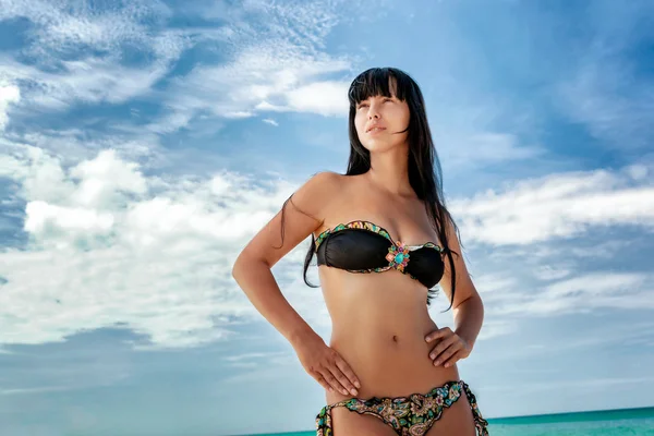 Brünette hübsch modell posiert auf ein strand — Stockfoto