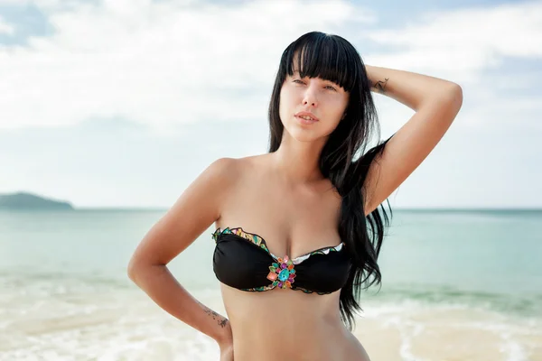 해변에서 포즈를 취하는 갈색 머리 아름 다운 모델 — 스톡 사진
