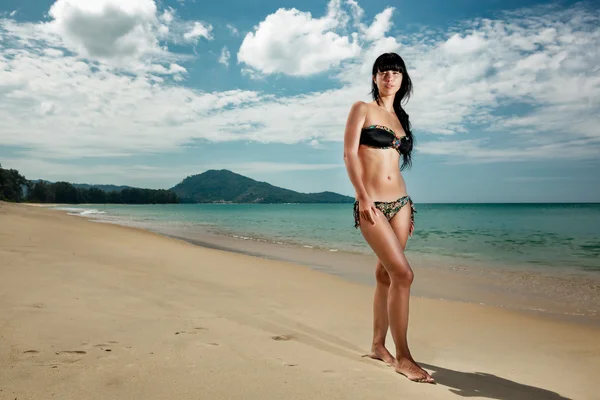 Brunette beau mannequin posant sur une plage — Photo