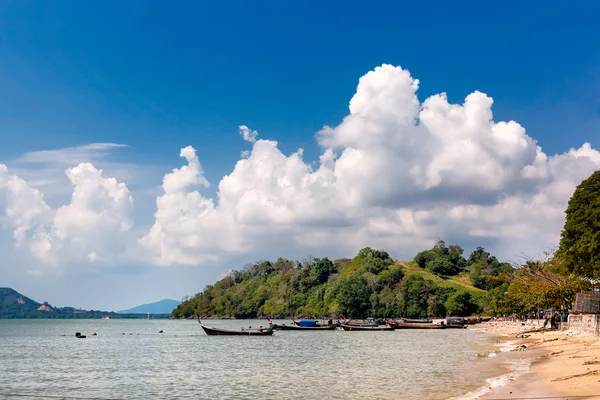 Beaitifil thailändska landskap med en båtar — Stockfoto