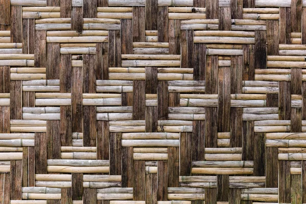 Cerca de palha e madeira com um belo ornamento — Fotografia de Stock