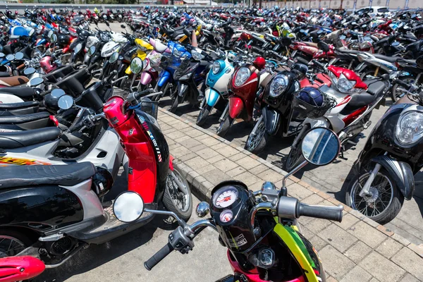 Vele motorfietsen op de parking — Stockfoto