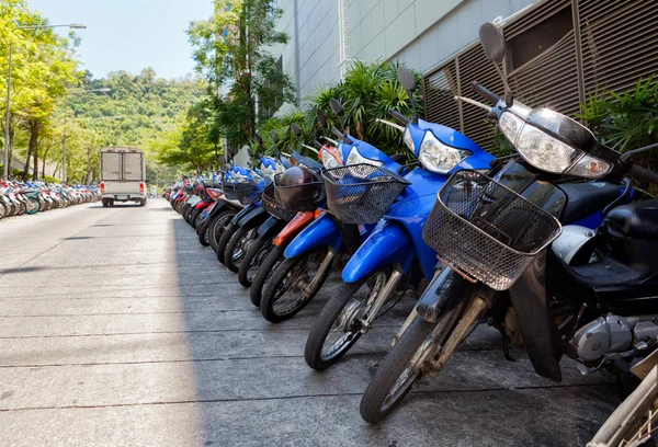 Muitas motos no estacionamento — Fotografia de Stock