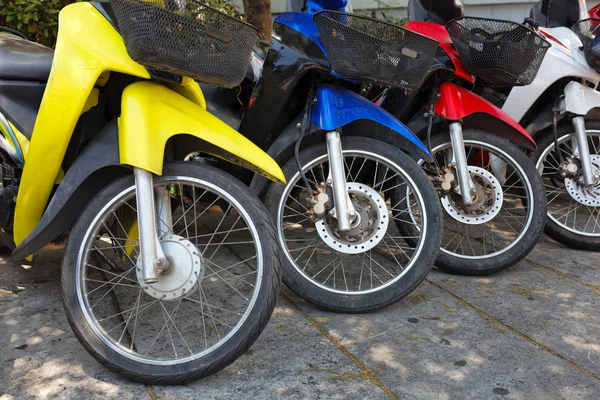 Viele Motorräder auf dem Parkplatz — Stockfoto