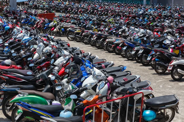 Muitas motos no estacionamento — Fotografia de Stock