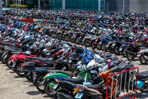 Muitas motos no estacionamento — Fotografia de Stock