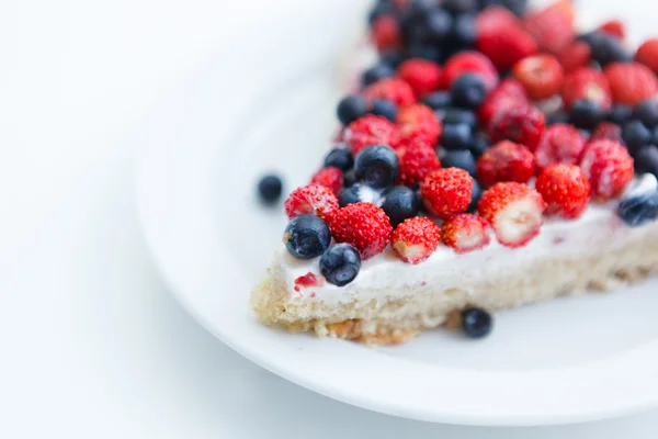 Tart with strawberries and blueberries — Stock Photo, Image