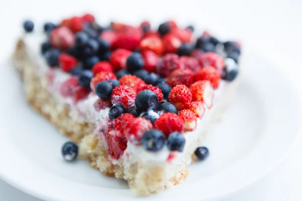 Tårta med jordgubbar och blåbär — Stockfoto