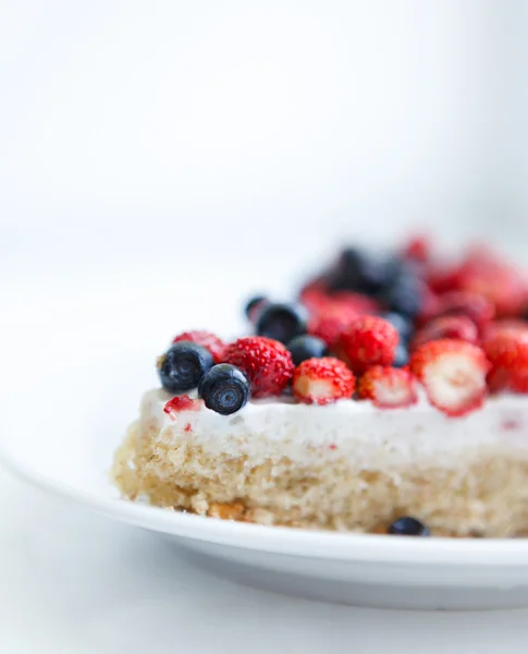 Tårta med jordgubbar och blåbär — Stockfoto