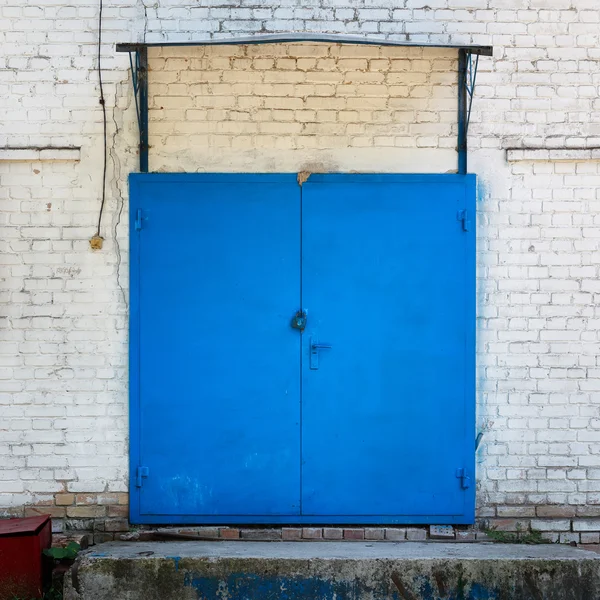 Metal geschilderd blauw deur — Stockfoto